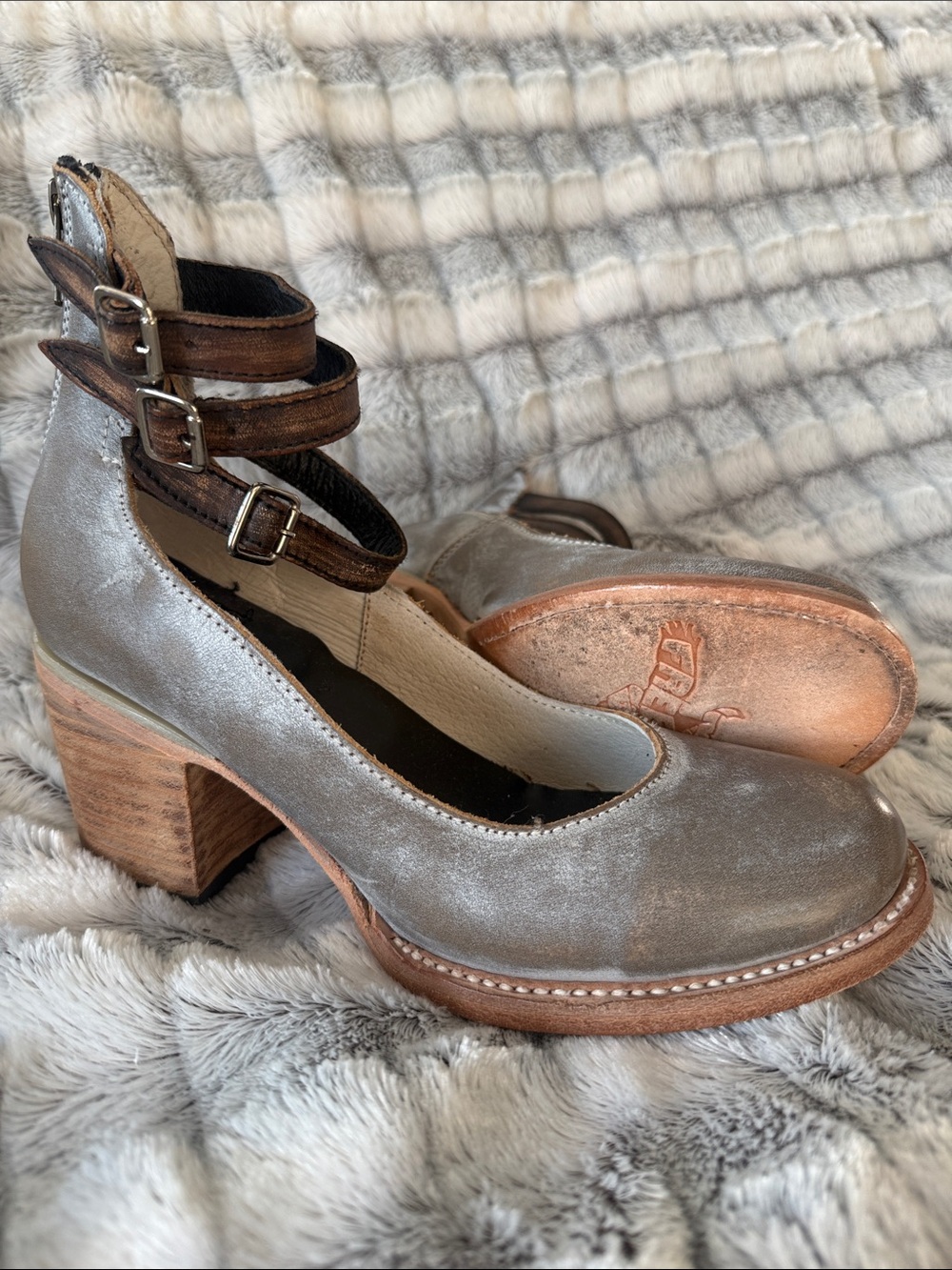 Women's Silver Leather FREEBIRD Randi - size 7